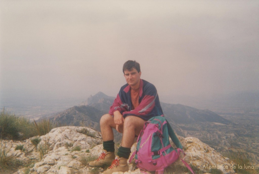 Joaquín Terrés en la cima del Agudo, 725 mts., detrás el Zulum